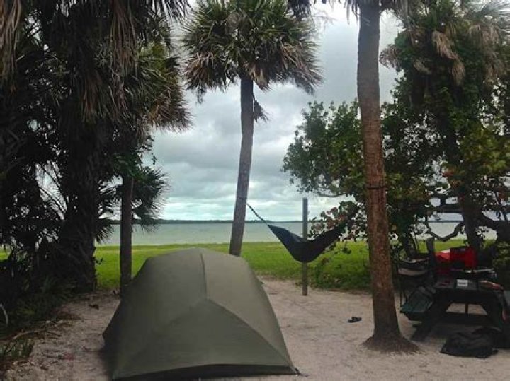 Does Indian Island campground have full hookups?
