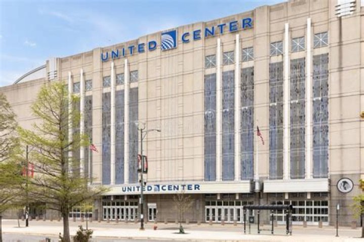 Does the L go to the United Center?