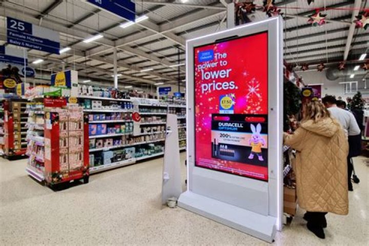 How are digital display ads priced?