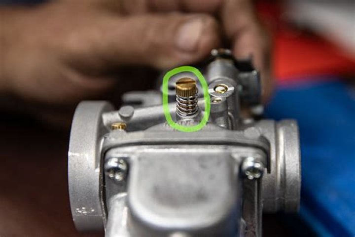 How do you adjust the fuel mixture on a Mikuni carb?