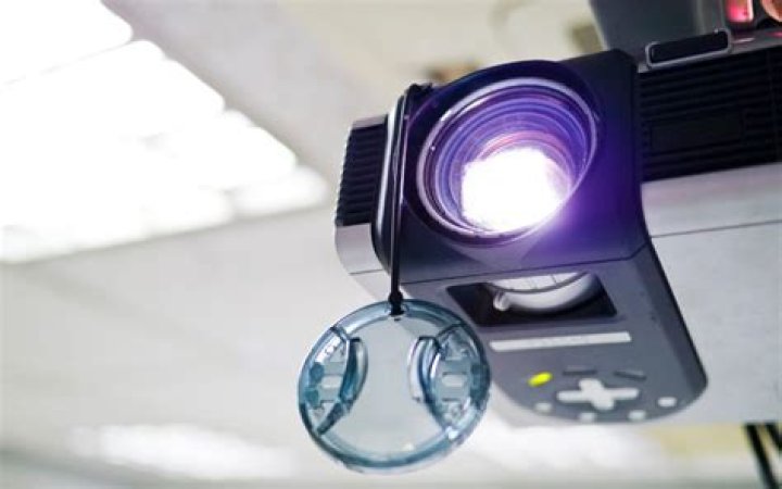 How long do Epson projector bulbs last?