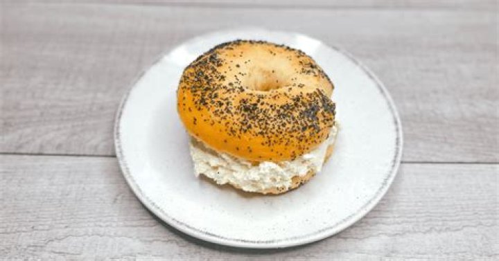 How many calories are in a poppy seed bagel with cream cheese?