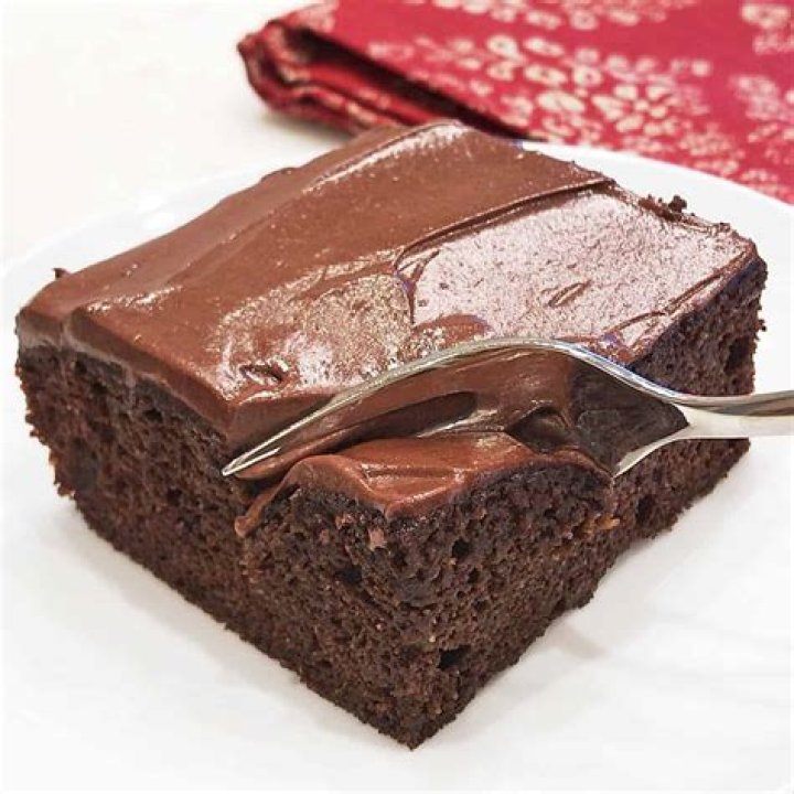 How many calories are in a slice of chocolate fudge cake?