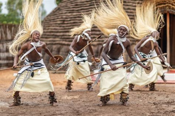 How many clans are there in Rwanda?