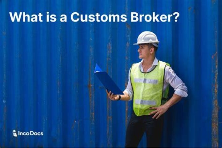 How much do licensed customs brokers make?