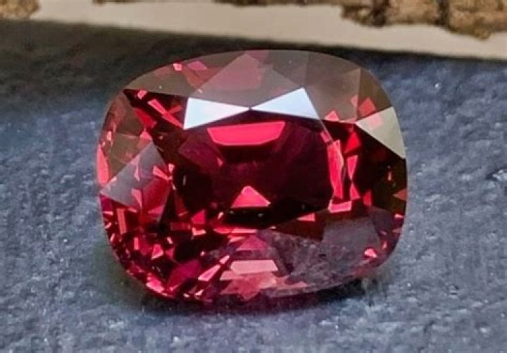 How much is spinel worth per carat?