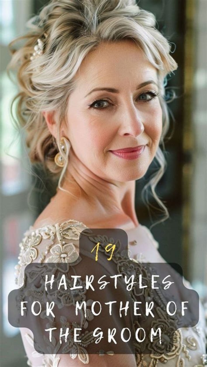 How should mother of the groom wear her hair?
