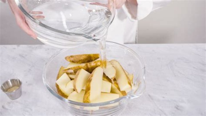 Should you soak sliced potatoes before frying?