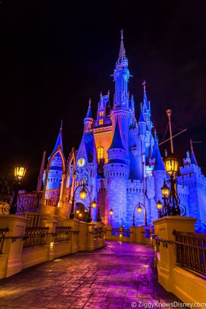 What are Magic Kingdom hours in October?