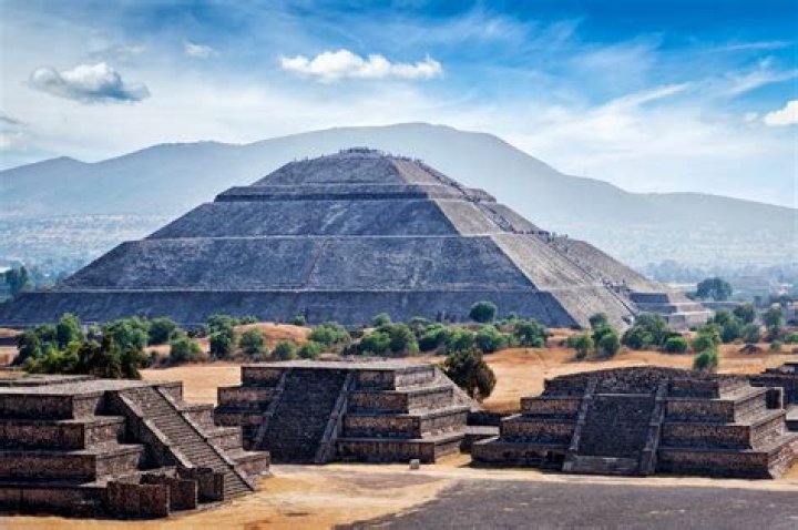 What did the Aztecs eat and wear?