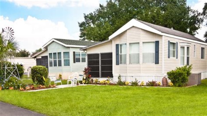 What is the average cost of a houseboat?