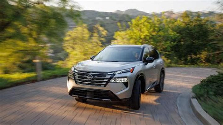 What is the difference between a 2017 Pathfinder SL and SV?