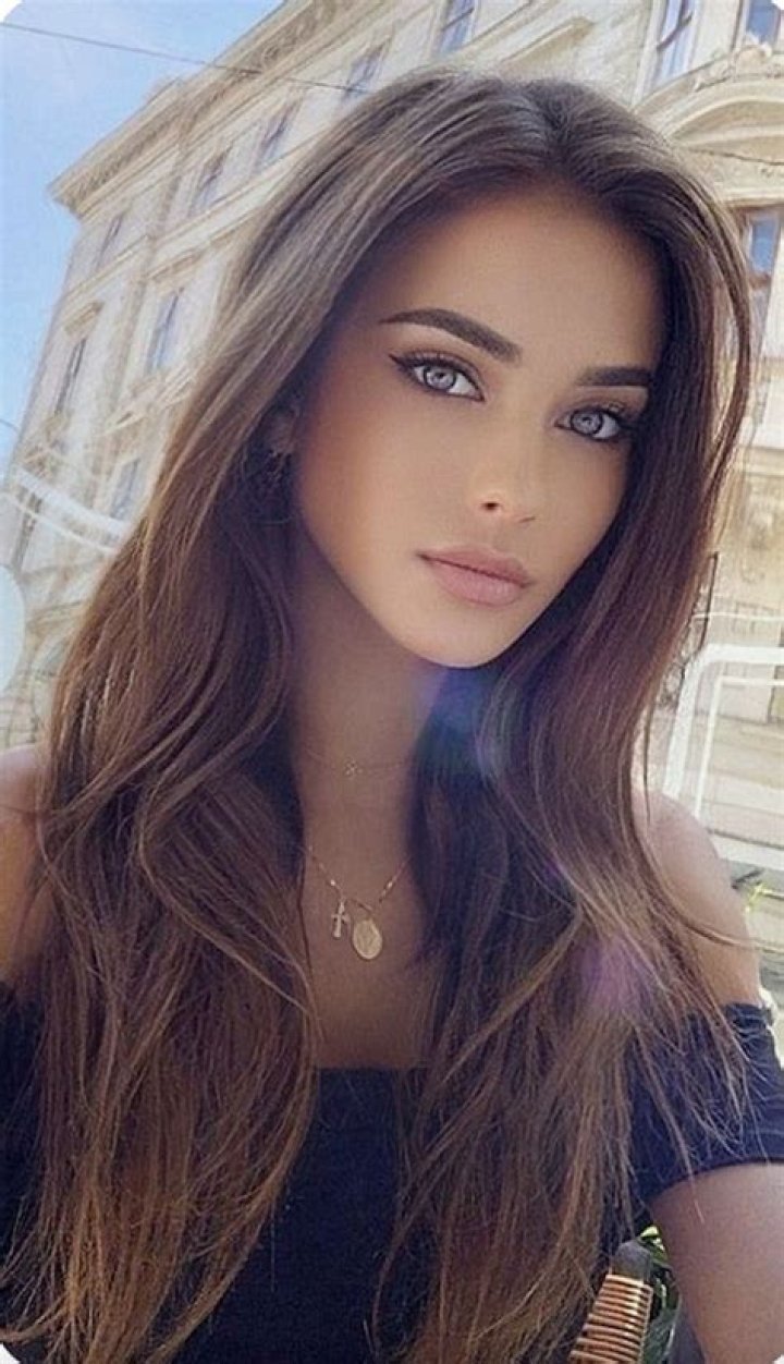 What is the meaning of stunning girl?