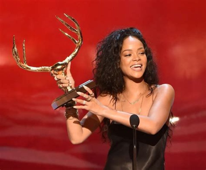 When did Rihanna win the Icon Award?