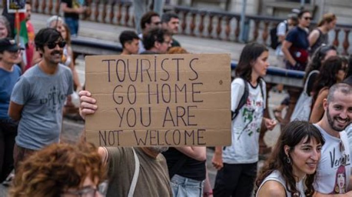 Where do most tourists come from in Florida?