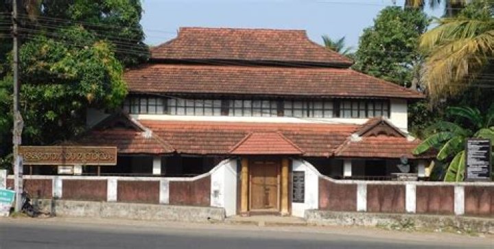 Why vallathol is called Kerala Valmiki?